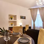 Old Town Square Royal Apartman *