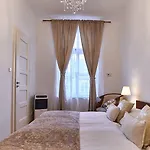 Old Town Square Royal Apartman *
