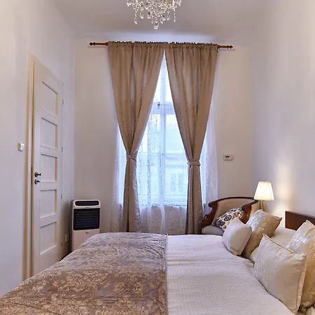 Old Town Square Royal Apartment *